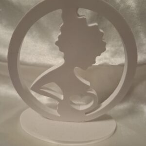 אישה בהריון בעבודת יד