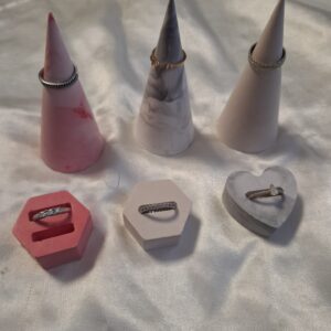 מגוון מעמדים לטבעות מגבס בעבודת יד