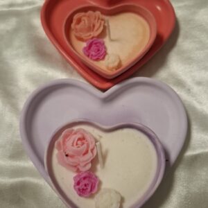 מארז מגש לב בינוני לתכשיטים מגבס + מגש לב קטן עם נר משעוות סויה בריח בושם בעבודת יד