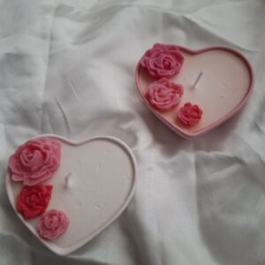 מגש לב קטן עם נר משעוות סויה בריח בושם